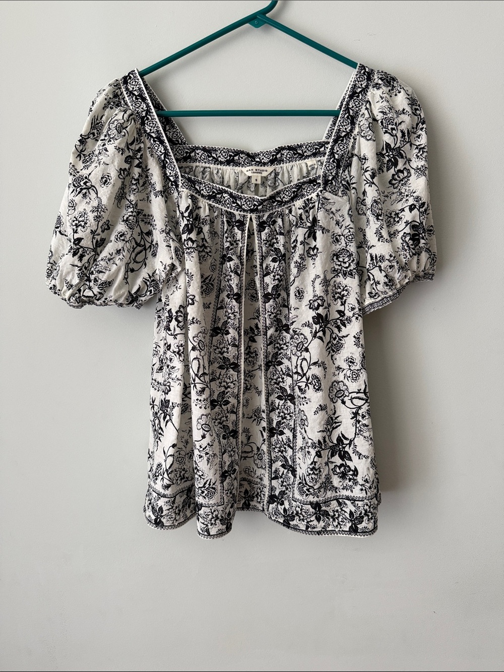 Max Studio Black & White Floral Square-Neck Puff Sleeve Top